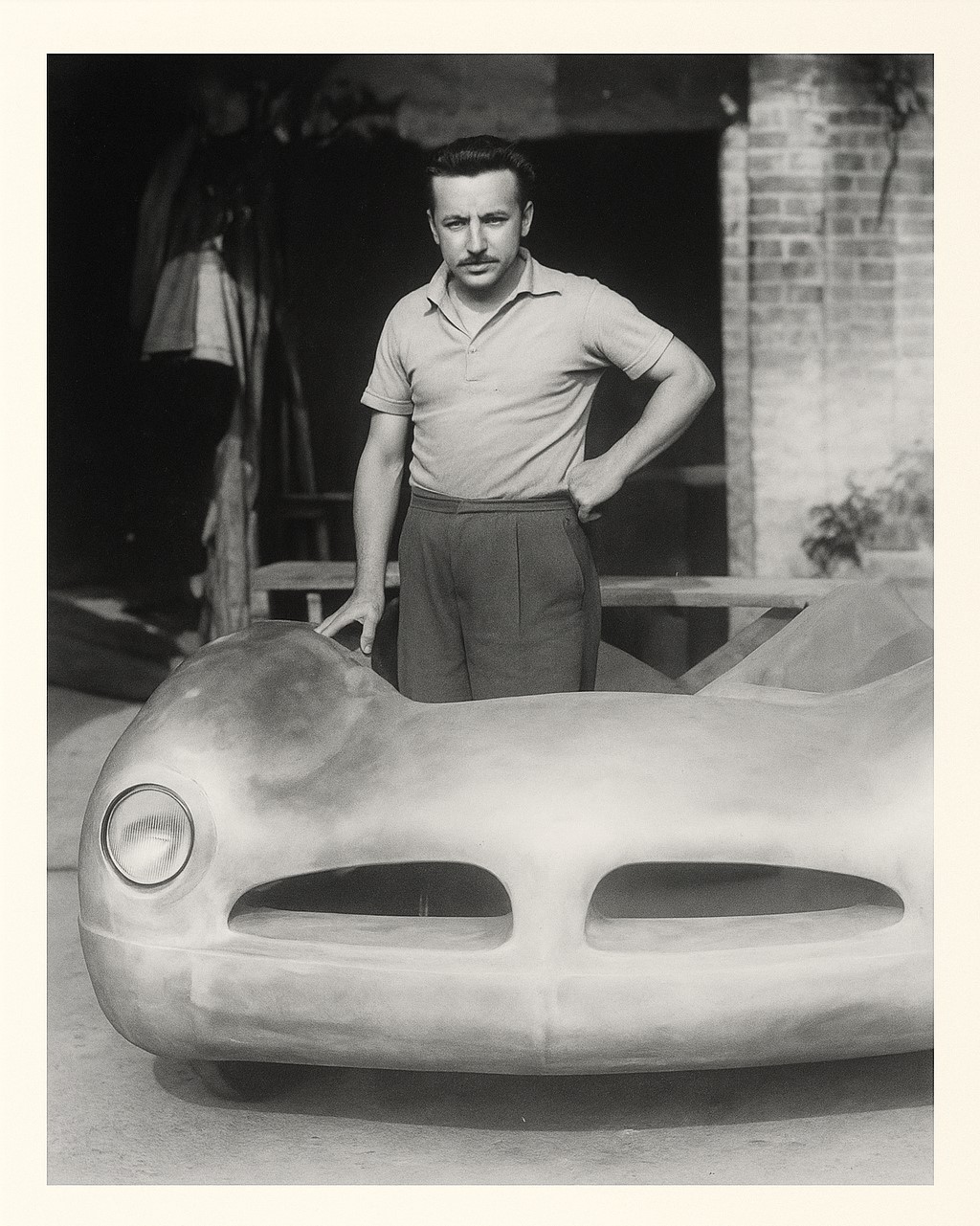 Cav. Giacomo Griffa forma la scocca della Cisitalia